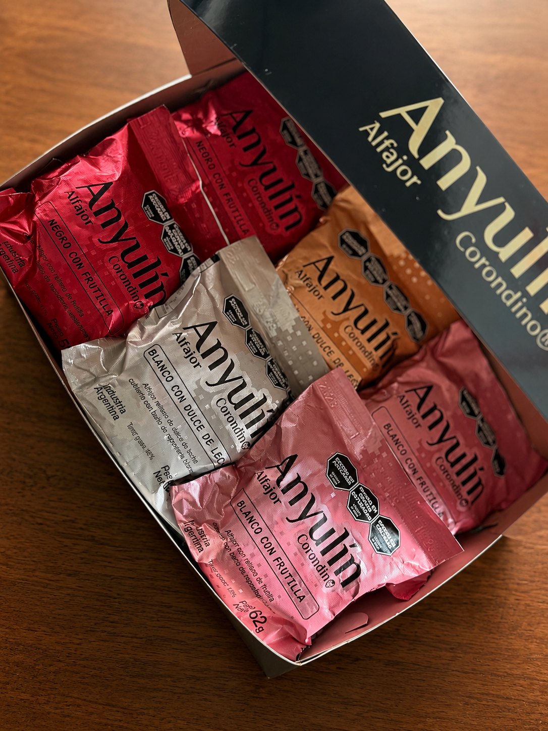 Caja Anyulín abierta con los alfajores surtidos por sabor