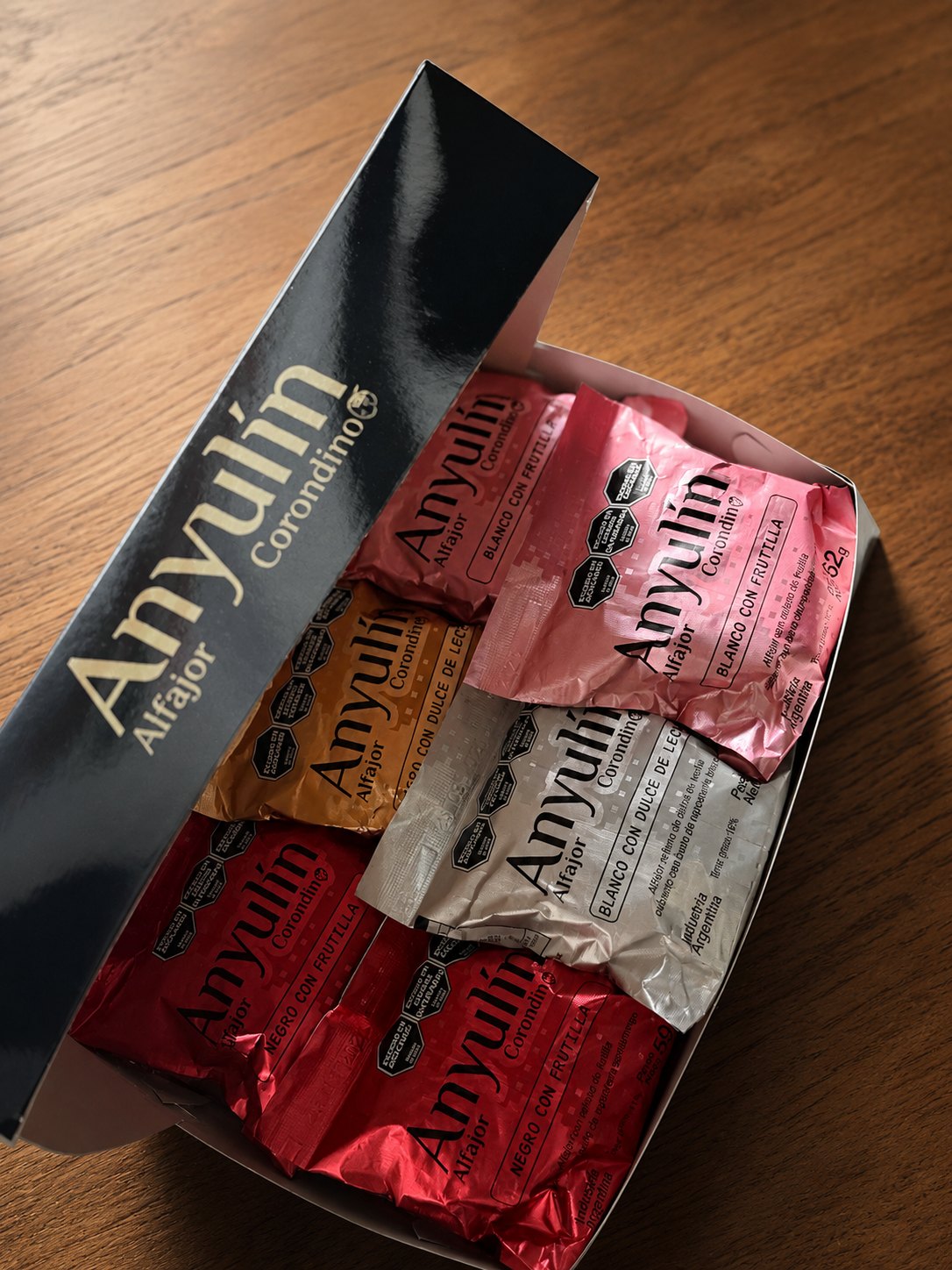 Variedades de Alfajor Corondino Anyulín en sus envoltorios